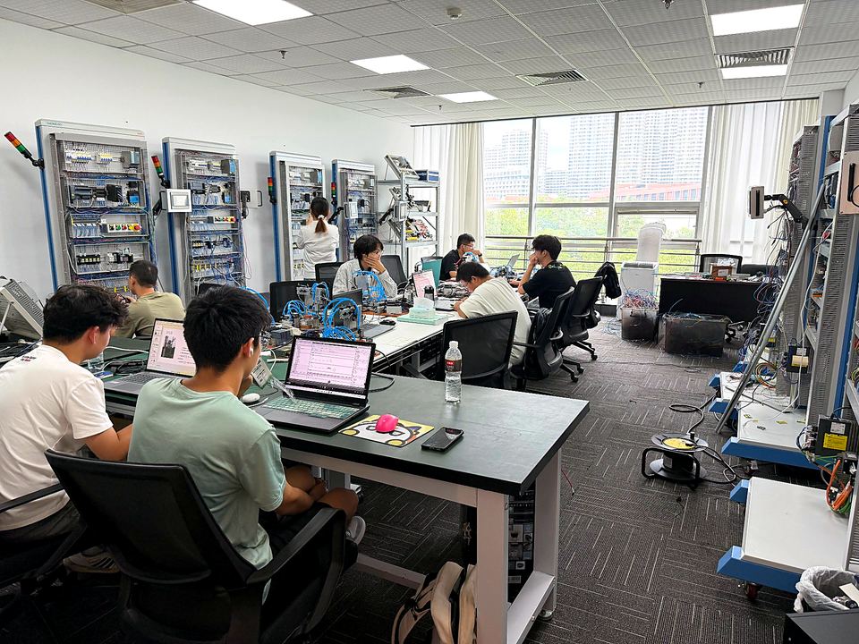 合一智控实训教室，学员在PLC实训台前上机练习